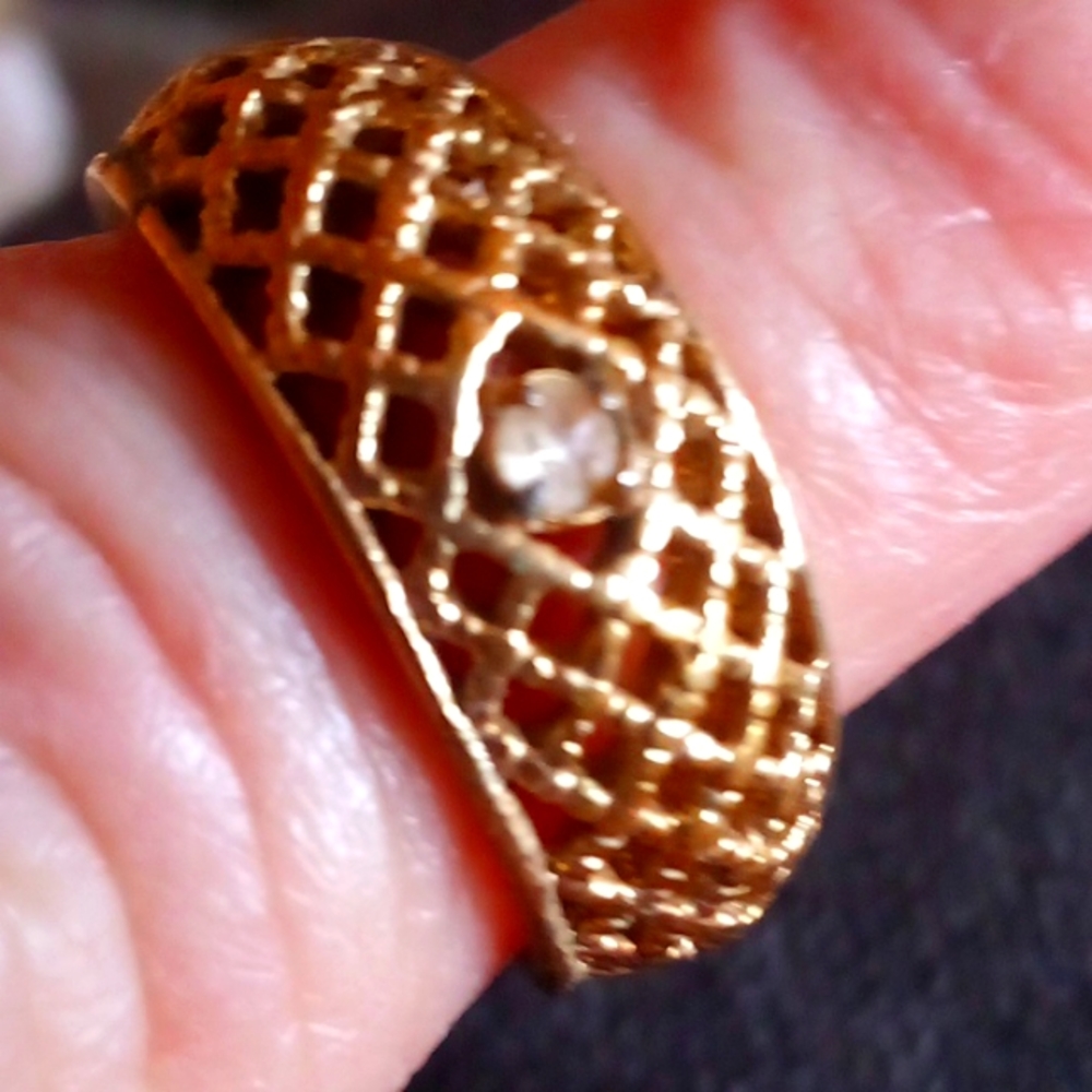Lovely Avon gold ring with diamond chip